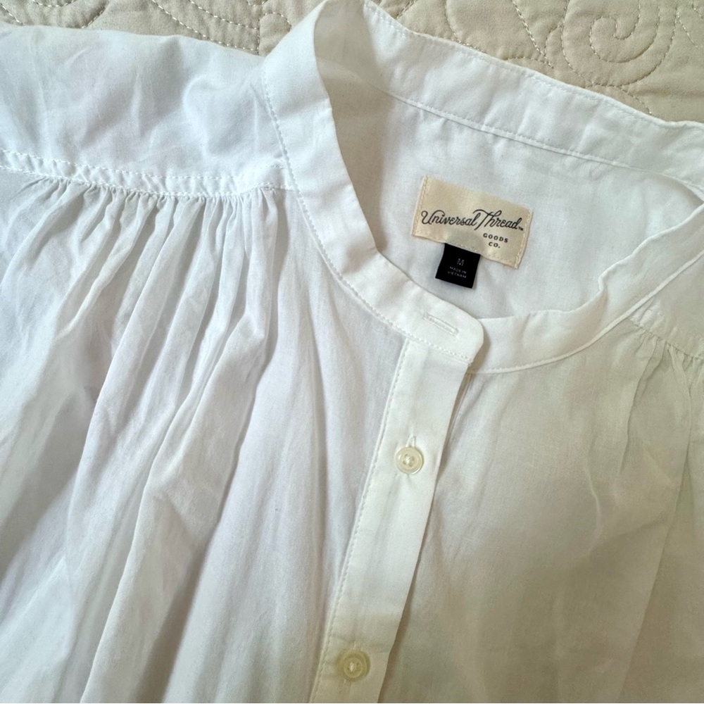 Universal Thread Women’s White 3-button Tunic